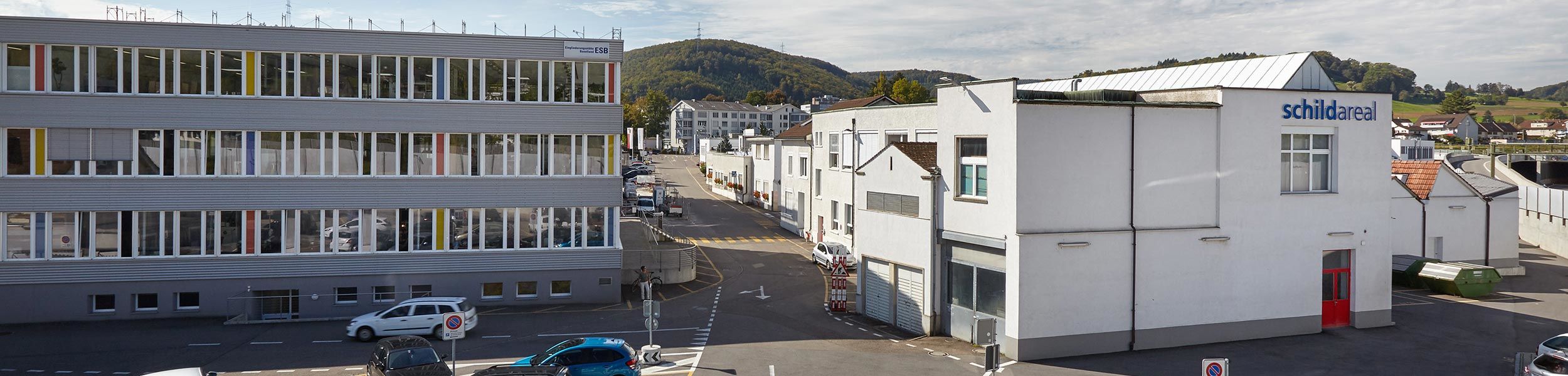 Blick ueber das schildareal mit mehreren Gebaeuden und Parkflaechen